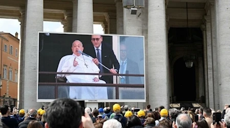 Desde el balcón de su habitación en el hospital Gemelli, minutos antes de recibir el alta, el papa Francisco ofreció el Ángelus dominical, donde pidió el fin de la guerra.