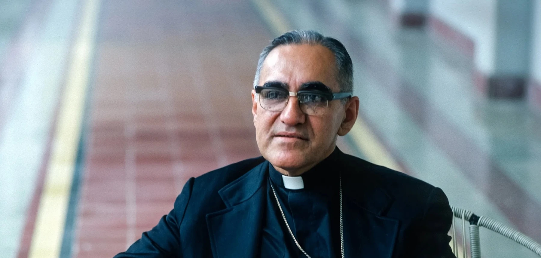 San Óscar Arnulfo Romero, asesinado por escuadrones de la muerte en 1980, marcó la historia de El Salvador con su lucha por la justicia social y los derechos humanos