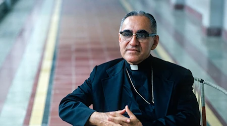 San Óscar Arnulfo Romero, asesinado por escuadrones de la muerte en 1980, marcó la historia de El Salvador con su lucha por la justicia social y los derechos humanos