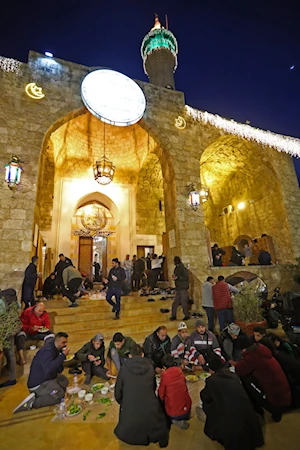 Solidaridad y hermandad promueve el iftar, la comida que ingieren millones de musulmanes para romper el ayuno durante el Ramadán