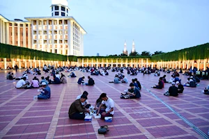Solidaridad y hermandad promueve el iftar, la comida que ingieren millones de musulmanes para romper el ayuno durante el Ramadán