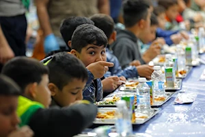 Solidaridad y hermandad promueve el iftar, la comida que ingieren millones de musulmanes para romper el ayuno durante el Ramadán
