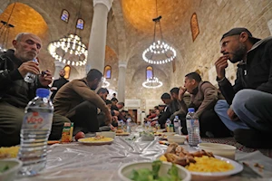 Solidaridad y hermandad promueve el iftar, la comida que ingieren millones de musulmanes para romper el ayuno durante el Ramadán