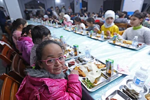 Solidaridad y hermandad promueve el iftar, la comida que ingieren millones de musulmanes para romper el ayuno durante el Ramadán