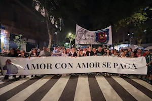 Bajo el lema “amor con amor se paga”, miles de personas se movilizaron en Buenos Aires hasta la Catedral Metropolitana, donde se unieron en oración por la salud del papa Francisco