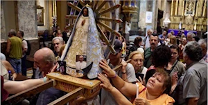 Bajo el lema “amor con amor se paga”, miles de personas se movilizaron en Buenos Aires hasta la Catedral Metropolitana, donde se unieron en oración por la salud del papa Francisco