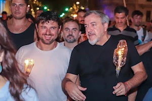 Bajo el lema “amor con amor se paga”, miles de personas se movilizaron en Buenos Aires hasta la Catedral Metropolitana, donde se unieron en oración por la salud del papa Francisco