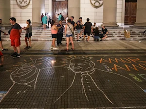 Bajo el lema “amor con amor se paga”, miles de personas se movilizaron en Buenos Aires hasta la Catedral Metropolitana, donde se unieron en oración por la salud del papa Francisco