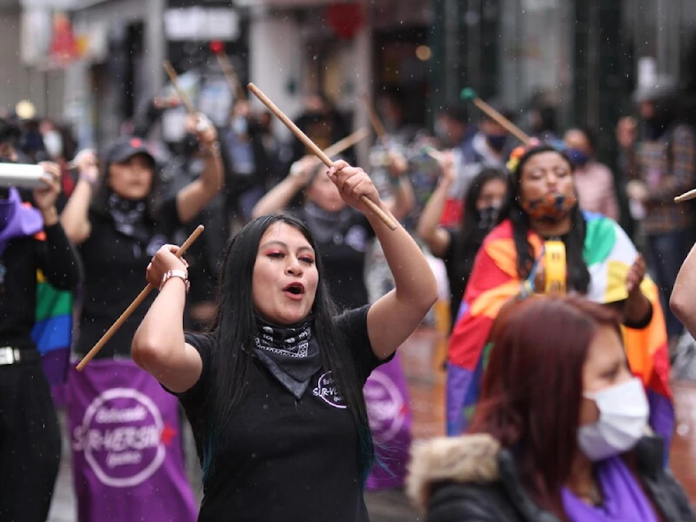 Colombia sale a las calles con performance y batucada por la igualdad