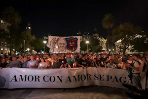 Bajo el lema “amor con amor se paga”, miles de personas se movilizaron en Buenos Aires hasta la Catedral Metropolitana, donde se unieron en oración por la salud del papa Francisco
