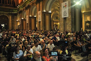 Bajo el lema “amor con amor se paga”, miles de personas se movilizaron en Buenos Aires hasta la Catedral Metropolitana, donde se unieron en oración por la salud del papa Francisco