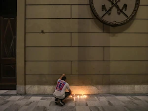 Bajo el lema “amor con amor se paga”, miles de personas se movilizaron en Buenos Aires hasta la Catedral Metropolitana, donde se unieron en oración por la salud del papa Francisco