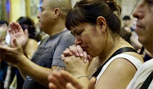 Bajo el lema “amor con amor se paga”, miles de personas se movilizaron en Buenos Aires hasta la Catedral Metropolitana, donde se unieron en oración por la salud del papa Francisco