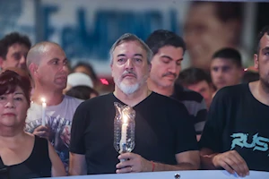 Bajo el lema “amor con amor se paga”, miles de personas se movilizaron en Buenos Aires hasta la Catedral Metropolitana, donde se unieron en oración por la salud del papa Francisco