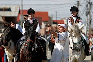 La comunidad búlgara de Targoviste, Rumania, celebra la "Pascua de los Caballos" o "Tudorita": una tradición centenaria con desfiles, panes rituales y agua bendita, que bendice a los equinos y marca el inicio del año agrícola