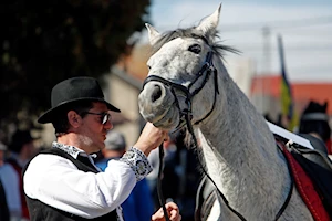 La comunidad búlgara de Targoviste, Rumania, celebra la "Pascua de los Caballos" o "Tudorita": una tradición centenaria con desfiles, panes rituales y agua bendita, que bendice a los equinos y marca el inicio del año agrícola