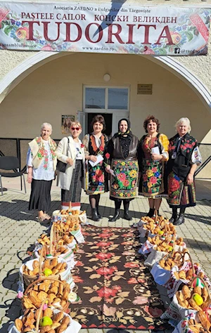 La comunidad búlgara de Targoviste, Rumania, celebra la "Pascua de los Caballos" o "Tudorita": una tradición centenaria con desfiles, panes rituales y agua bendita, que bendice a los equinos y marca el inicio del año agrícola