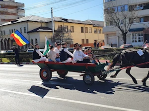 La comunidad búlgara de Targoviste, Rumania, celebra la "Pascua de los Caballos" o "Tudorita": una tradición centenaria con desfiles, panes rituales y agua bendita, que bendice a los equinos y marca el inicio del año agrícola