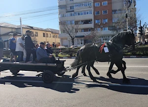 La comunidad búlgara de Targoviste, Rumania, celebra la "Pascua de los Caballos" o "Tudorita": una tradición centenaria con desfiles, panes rituales y agua bendita, que bendice a los equinos y marca el inicio del año agrícola