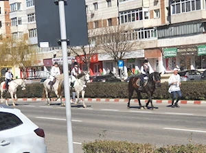 La comunidad búlgara de Targoviste, Rumania, celebra la "Pascua de los Caballos" o "Tudorita": una tradición centenaria con desfiles, panes rituales y agua bendita, que bendice a los equinos y marca el inicio del año agrícola