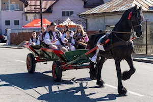 La comunidad búlgara de Targoviste, Rumania, celebra la "Pascua de los Caballos" o "Tudorita": una tradición centenaria con desfiles, panes rituales y agua bendita, que bendice a los equinos y marca el inicio del año agrícola