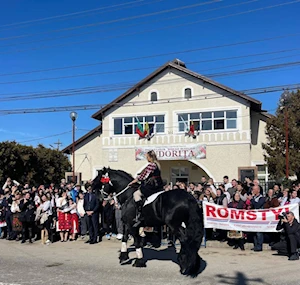 La comunidad búlgara de Targoviste, Rumania, celebra la "Pascua de los Caballos" o "Tudorita": una tradición centenaria con desfiles, panes rituales y agua bendita, que bendice a los equinos y marca el inicio del año agrícola