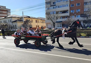 La comunidad búlgara de Targoviste, Rumania, celebra la "Pascua de los Caballos" o "Tudorita": una tradición centenaria con desfiles, panes rituales y agua bendita, que bendice a los equinos y marca el inicio del año agrícola