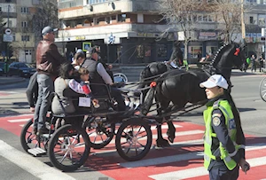 La comunidad búlgara de Targoviste, Rumania, celebra la "Pascua de los Caballos" o "Tudorita": una tradición centenaria con desfiles, panes rituales y agua bendita, que bendice a los equinos y marca el inicio del año agrícola