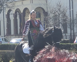 La comunidad búlgara de Targoviste, Rumania, celebra la "Pascua de los Caballos" o "Tudorita": una tradición centenaria con desfiles, panes rituales y agua bendita, que bendice a los equinos y marca el inicio del año agrícola