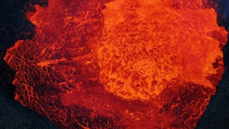 Evacúan el suroeste de Islandia por riesgo de erupción volcánica