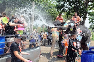 Así se celebran las festividades del Songkran en Ayutthaya: Imágenes del tradicional Año Nuevo tailandés, con la icónica salpicada de agua