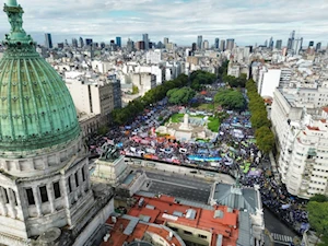 “La represión nos hace más fuertes”: Miles de jubilados y pensionados de Argentina toman nuevamente las calles de Buenos Aires en reclamo a sus derechos vulnerados por Milei