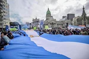 “La represión nos hace más fuertes”: Miles de jubilados y pensionados de Argentina toman nuevamente las calles de Buenos Aires en reclamo a sus derechos vulnerados por Milei