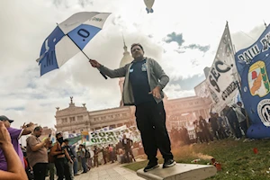 “La represión nos hace más fuertes”: Miles de jubilados y pensionados de Argentina toman nuevamente las calles de Buenos Aires en reclamo a sus derechos vulnerados por Milei