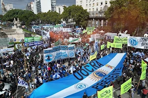 “La represión nos hace más fuertes”: Miles de jubilados y pensionados de Argentina toman nuevamente las calles de Buenos Aires en reclamo a sus derechos vulnerados por Milei