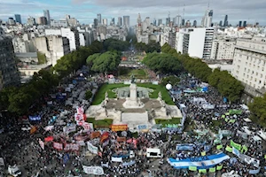 “La represión nos hace más fuertes”: Miles de jubilados y pensionados de Argentina toman nuevamente las calles de Buenos Aires en reclamo a sus derechos vulnerados por Milei