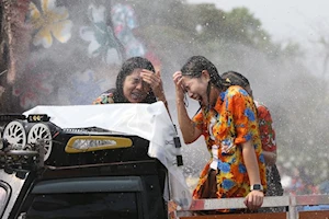 Así se celebran las festividades del Songkran en Ayutthaya: Imágenes del tradicional Año Nuevo tailandés, con la icónica salpicada de agua