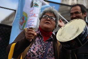 “La represión nos hace más fuertes”: Miles de jubilados y pensionados de Argentina toman nuevamente las calles de Buenos Aires en reclamo a sus derechos vulnerados por Milei