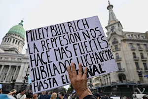 “La represión nos hace más fuertes”: Miles de jubilados y pensionados de Argentina toman nuevamente las calles de Buenos Aires en reclamo a sus derechos vulnerados por Milei