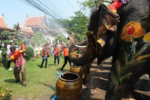 Así se celebran las festividades del Songkran en Ayutthaya: Imágenes del tradicional Año Nuevo tailandés, con la icónica salpicada de agua