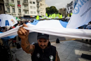 “La represión nos hace más fuertes”: Miles de jubilados y pensionados de Argentina toman nuevamente las calles de Buenos Aires en reclamo a sus derechos vulnerados por Milei