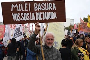 “La represión nos hace más fuertes”: Miles de jubilados y pensionados de Argentina toman nuevamente las calles de Buenos Aires en reclamo a sus derechos vulnerados por Milei