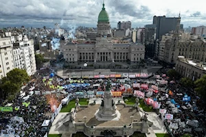 “La represión nos hace más fuertes”: Miles de jubilados y pensionados de Argentina toman nuevamente las calles de Buenos Aires en reclamo a sus derechos vulnerados por Milei