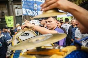 “La represión nos hace más fuertes”: Miles de jubilados y pensionados de Argentina toman nuevamente las calles de Buenos Aires en reclamo a sus derechos vulnerados por Milei