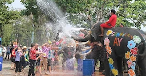 Así se celebran las festividades del Songkran en Ayutthaya: Imágenes del tradicional Año Nuevo tailandés, con la icónica salpicada de agua