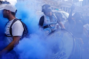 “La represión nos hace más fuertes”: Miles de jubilados y pensionados de Argentina toman nuevamente las calles de Buenos Aires en reclamo a sus derechos vulnerados por Milei