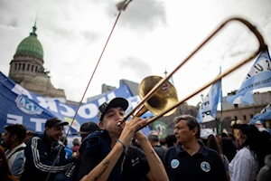 “La represión nos hace más fuertes”: Miles de jubilados y pensionados de Argentina toman nuevamente las calles de Buenos Aires en reclamo a sus derechos vulnerados por Milei