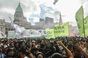 “La represión nos hace más fuertes”: Miles de jubilados y pensionados de Argentina toman nuevamente las calles de Buenos Aires en reclamo a sus derechos vulnerados por Milei