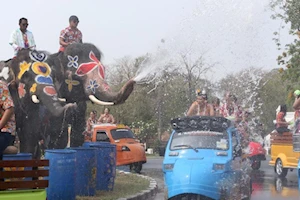 Así se celebran las festividades del Songkran en Ayutthaya: Imágenes del tradicional Año Nuevo tailandés, con la icónica salpicada de agua