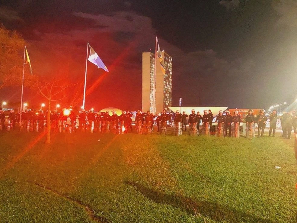 Agentes policiales reprimen a indígenas del Campamento Libre en Brasil